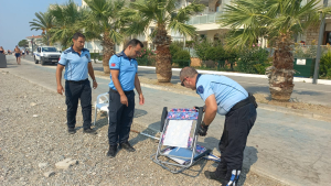 Balıkesir Büyükşehir Belediyesi sahillerdeki plaj işgallerine karşı denetim başlattı. İzinsiz şezlong ve şemsiye bırakanlara yaptırım uygulandı. Detaylar haberimizde.