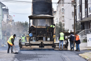 Altıeylül Belediyesi, 2025 yılı yatırımları kapsamında 81 kırsal ve 13 merkez mahallede altyapı ve üstyapı çalışmalarını sürdürerek ulaşım konforunu artırdı.