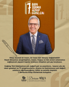 Bandırma Kitap Günleri kapsamında Cumhuriyet Meydanı’nda kurulan stantlarda kitaplarını inceleyen vatandaşlar.