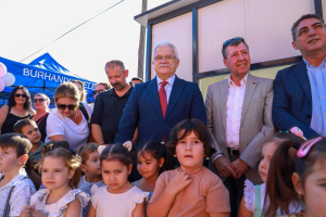 “Burhaniye Belediye Başkanı Ali Kemal Deveciler, Nurten Aslan Çocuk Gündüz Bakımevi açılışında konuşma yapıyor”