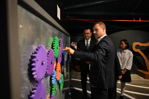 “Balıkesir’de TED Koleji açılış töreninde Ahmet Akın konuşma yapıyor”