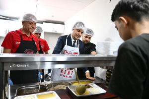 “Balıkesir Büyükşehir Belediye Başkanı Ahmet Akın, Yakın Mutfak Öğrenci Lokantası açılışında öğrencilere yemek servisi yapıyor”