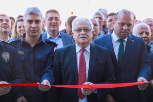 Burhaniye Belediye Başkanı Ali Kemal Deveciler, T.C. Burhaniye Muhtarlar Derneği açılış töreninde muhtarlar ve davetlilerle birlikte poz verirken çekilmiş fotoğraf.