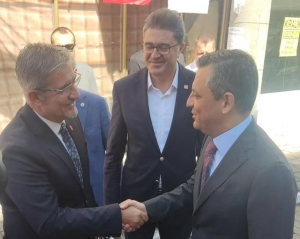 CHP Balıkesir İl Başkanı Erden Köybaşı’nın Özgür Özel ve Ensar Aytekin ile fotoğrafı