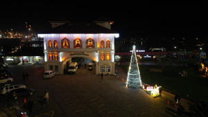Bandırma Belediyesi tarafından hazırlanan yılbaşı süslemeleri kent merkezini renklendirdi