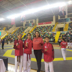 Altıeylül Belediyespor sporcuları Balıkesir il seçmelerinde kazandıkları madalyalarla kürsüde