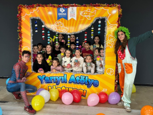 Bandırma Belediyesi çocuk atölyelerinde resim yapan çocuklar