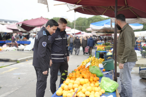Burhaniye Belediyesi Zabıta ekipleri semt pazarında denetim gerçekleştiriyor