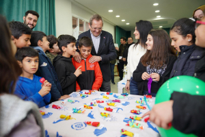 Ayvalık Cihan Şişman Gençlik Merkezi’nde çocuklarla gönüllü öğrenciler atölye çalışması yapıyor