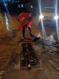 Edremit Belediyesi sağanak yağış sonrası çalışma