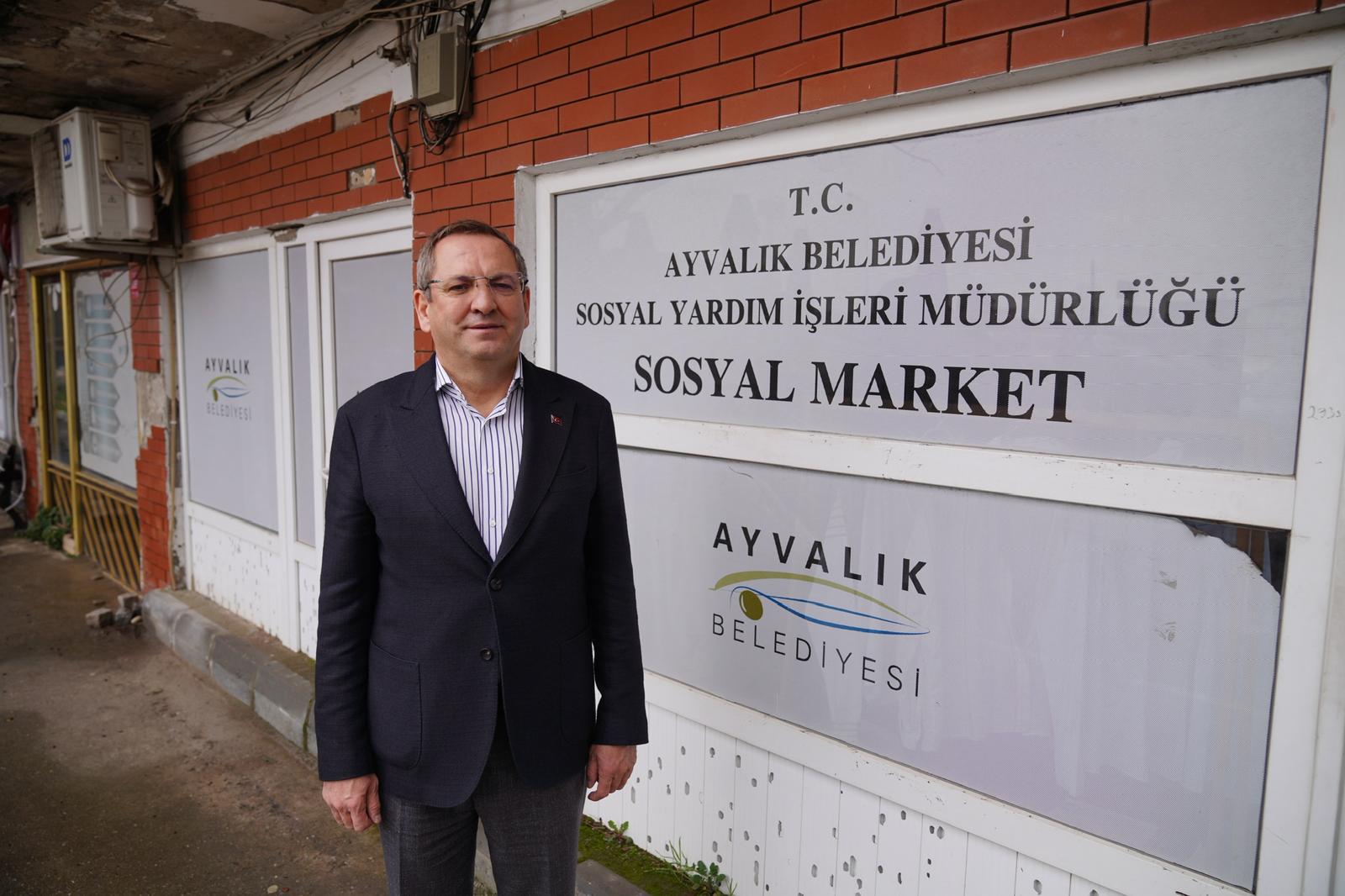 Başkan Mesut Ergin Sosyal Market’i ziyaret ederken