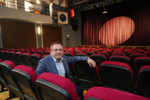 Ayvalık’ta Rauf Denktaş Kültür Merkezi açılıyor. 300 kişilik yeni salon kültür ve sanat etkinliklerine ev sahipliği yapacak.