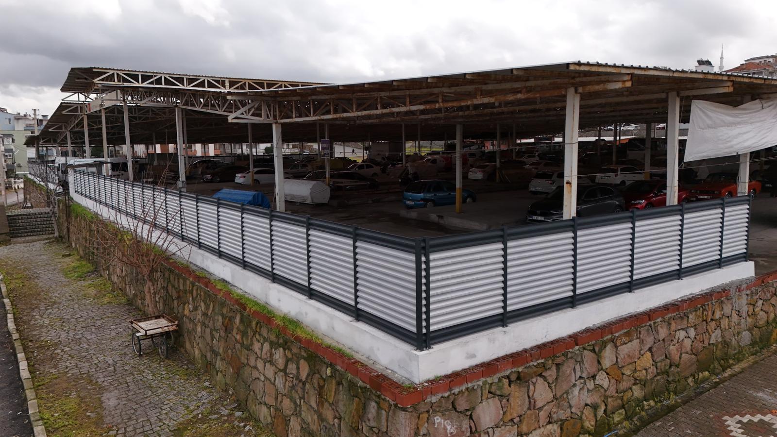 Ayvalık Armutçuk Pazar Yeri’nde poyraz sorununa çözüm geliyor. Rüzgâr kesici panellerle esnaf ve vatandaş daha konforlu alışveriş yapacak.