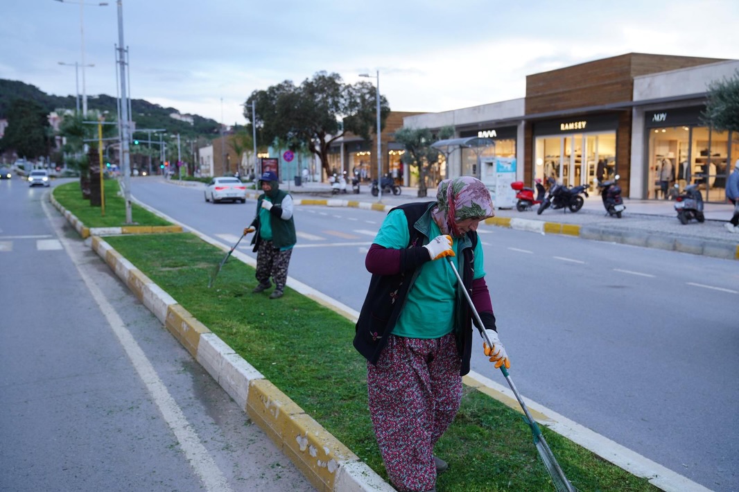 Ayvalık’ta Bahar Mesaisi Başladı: Yeşil Alanlar Yeni Sezona Hazırlanıyor