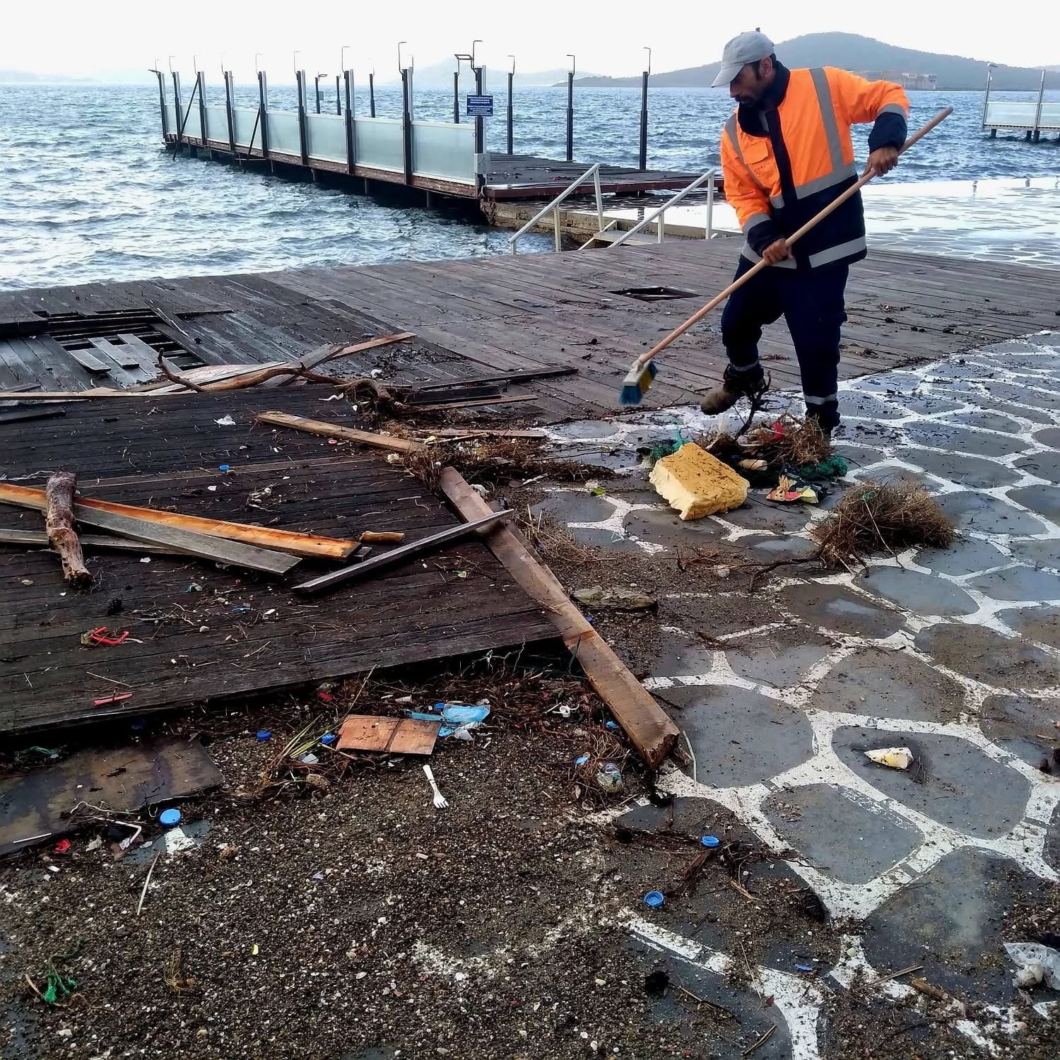 Ayvalık’ta kuvvetli lodos sonrası belediye ekiplerinin sahadaki çalışmaları