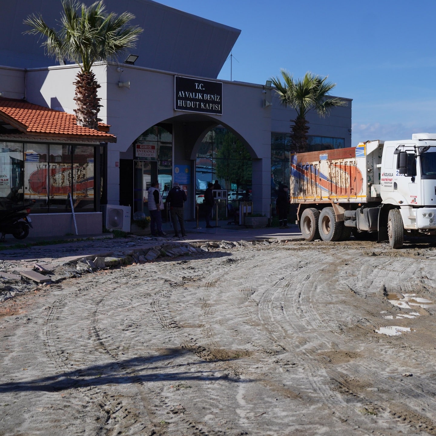 Ayvalık Deniz Hudut Kapısı önünde başlatılan meydan düzenlemesiyle alanın daha düzenli, güvenli ve konforlu hale getirilmesi hedefleniyor.