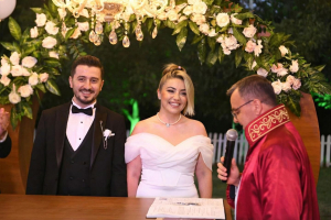 Altıeylül Belediyesi, ilk kez evlenecek çiftlere 10 bin TL nakdi destek veriyor. Başvurular belediyeye yapılacak.