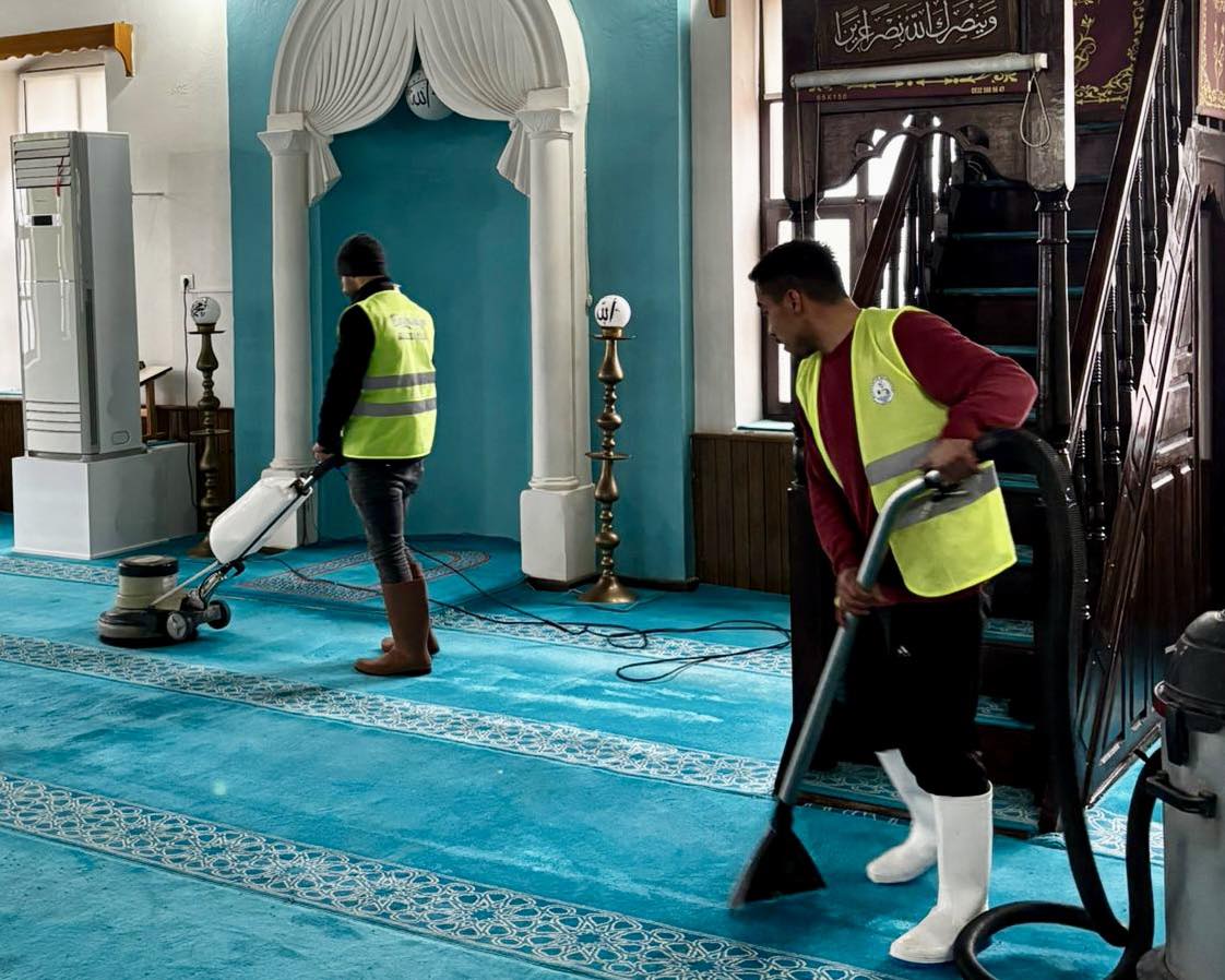 Burhaniye Belediyesi’nden Ramazan Ayı Öncesi Camilerde Kapsamlı Temizlik: Zemin Halıları da Yıkandı