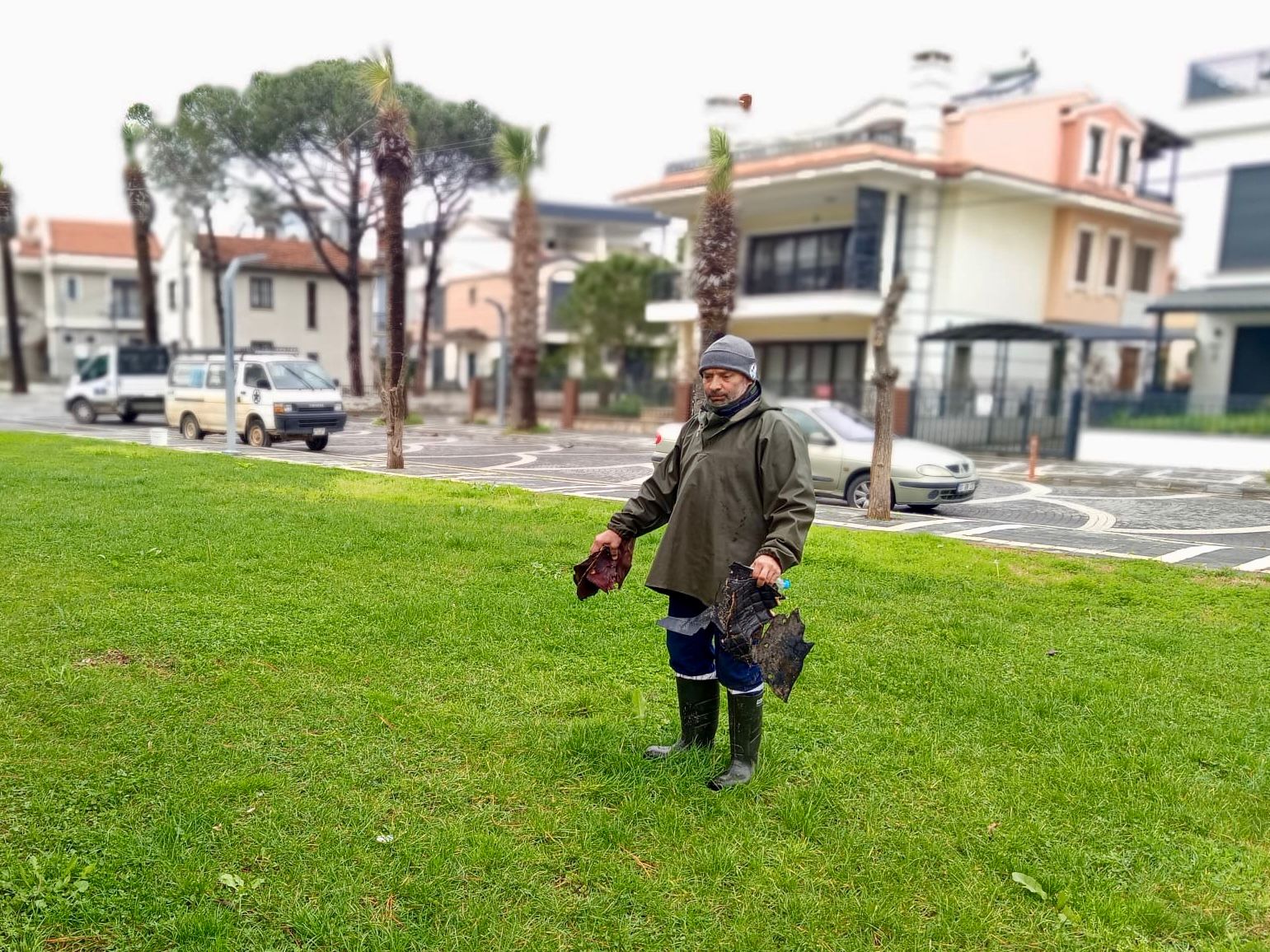 Burhaniye’de park ve yeşil alan bakım çalışması