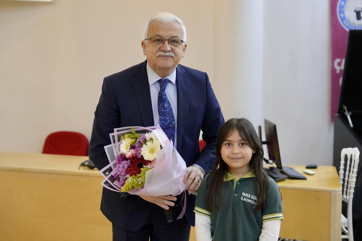 Burhaniye Belediye Başkanı Ali Kemal Deveciler, ilkokul öğrencileriyle bir araya gelerek belediyecilik ve yerel yönetimler hakkında bilgi verdi.
