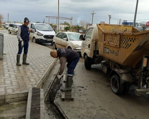 Burhaniye’de yağışlara karşı mazgal temizliği yapan belediye temizlik ekipleri