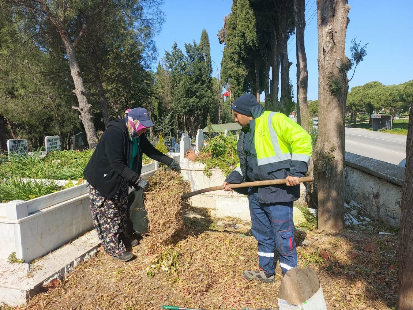 Ayvalık’ta Mezarlıklar Bayrama Hazır: Kapsamlı Temizlik ve Bakım Çalışması Yapıldı