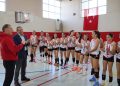 Ayvalıkgücü Belediyespor’un genç sultanları voleybolda destan yazdı! Midi kategorisinde il şampiyonu olan takımın başarı hikayesi ve tüm detaylar haberimizde.