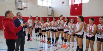 Ayvalıkgücü Belediyespor’un genç sultanları voleybolda destan yazdı! Midi kategorisinde il şampiyonu olan takımın başarı hikayesi ve tüm detaylar haberimizde.