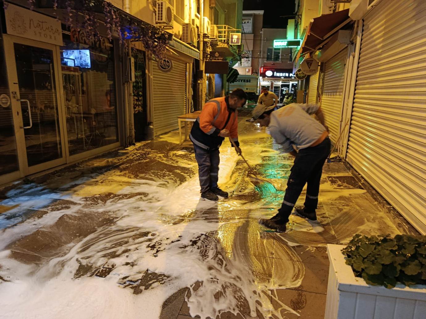 Ayvalık’ta Bayram Öncesi Temizlik Seferberliği: Kıyılar ve Caddeler Baştan Sona Temizlendi