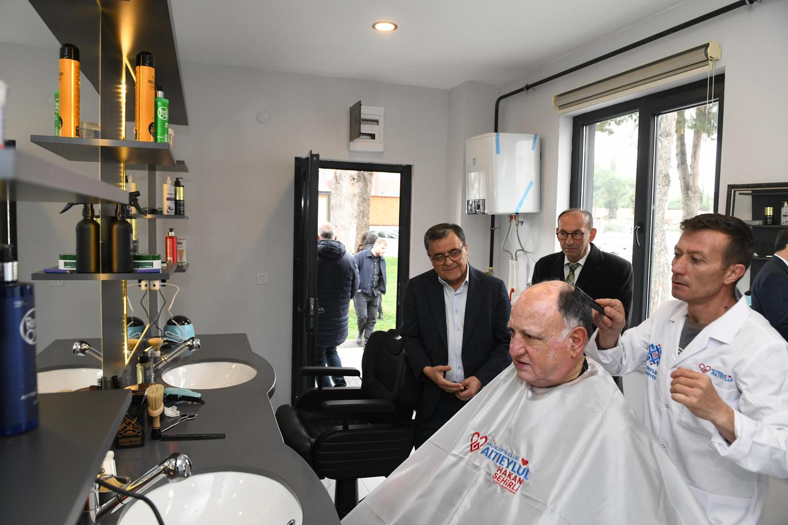 Altıeylül Belediyesi’nden Emeklilere Sosyal Destek: “Halk Berberi” Hizmete Açıldı