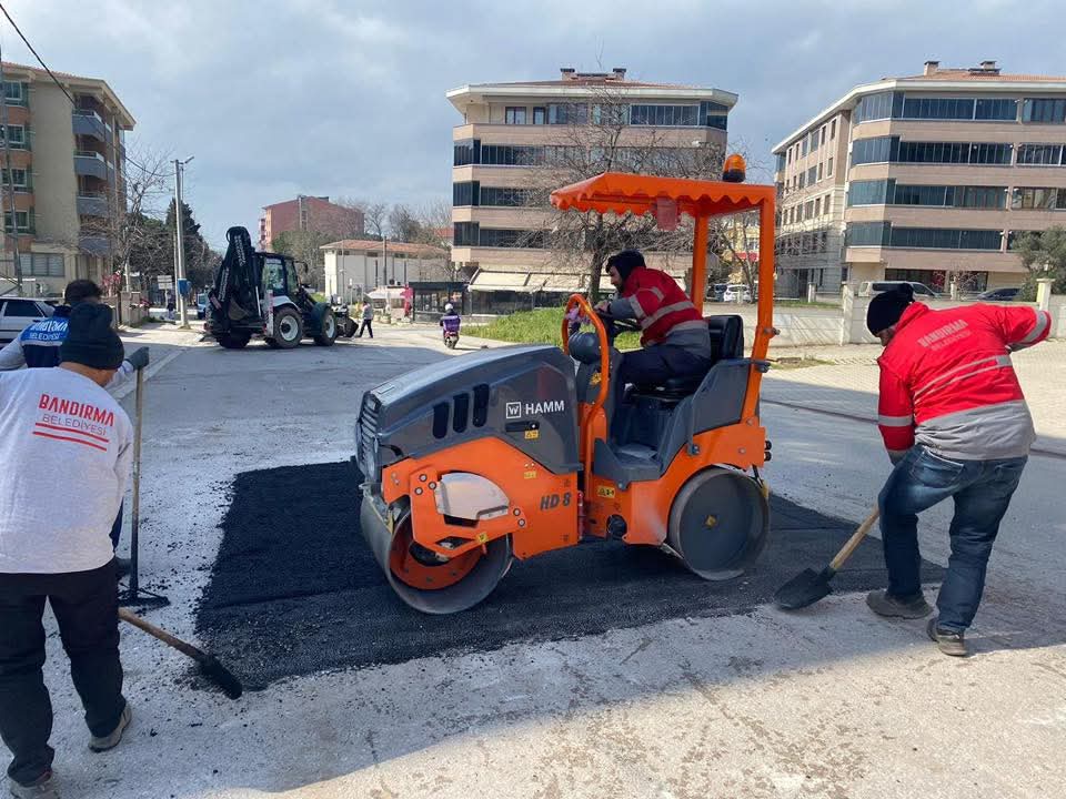 Bandırma Belediyesi Sahada: Bayram Öncesi Mezarlık, Yol ve Parke Çalışmaları Hız Kazandı