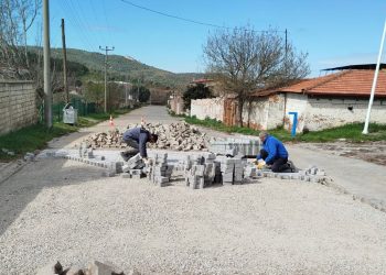 Burhaniye Belediyesi Fen İşleri Müdürlüğü ekipleri çalışmalarını sürdürüyor