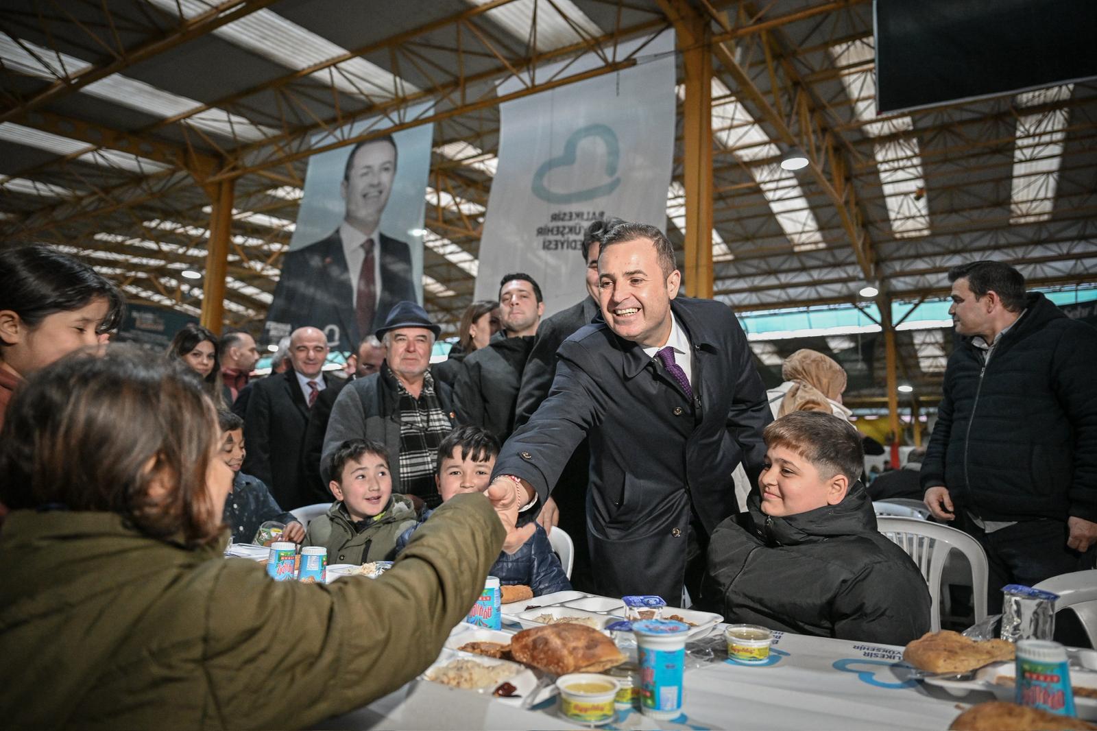 Havran’da Ramazan Sofrası Birleştirdi: Başkan Akın Vatandaşlarla Aynı Sofrada Buluştu