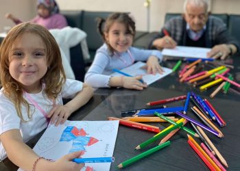 Balıkesir’de minik yüreklerden büyük çınarlara anlamlı ziyaret! Bal Çocuk öğrencileri Yaşlılar Haftası'nda huzurevi sakinleriyle buluştu.