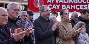 Ayvalık’ta Milli İrade Nöbeti: Belediye Başkanlarından “Demokrasiye Dokunma” Çağrısı